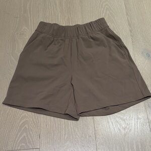 Aritzia Babaton Brown Shorts